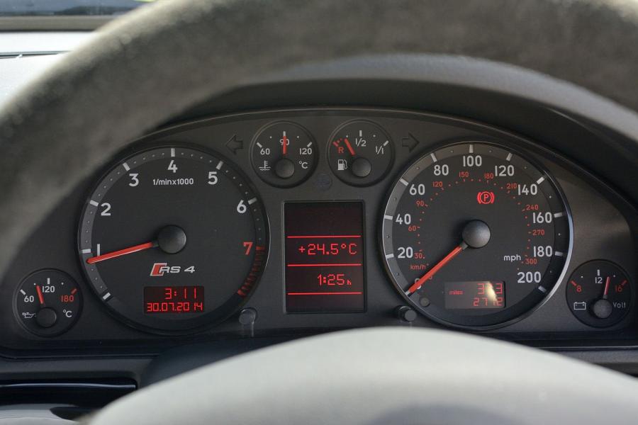 Панель приборов Audi RS4 Avant (B5, 8D) 2000 года  (UK) (фото 2 из 40)